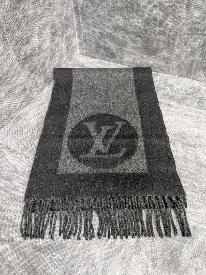 LOUISVUITTON　グレー ロゴマーク入り マフラー