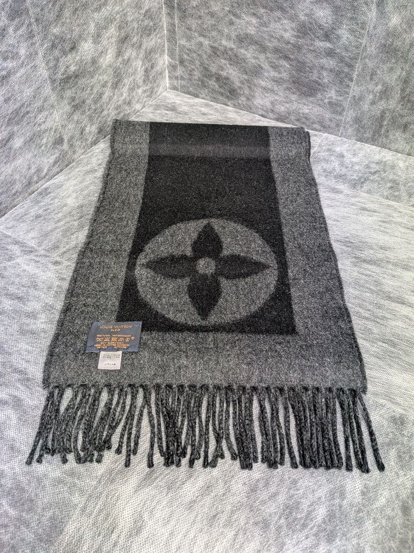 LOUISVUITTON　グレー ロゴマーク入り マフラー