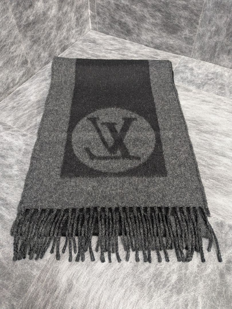 LOUISVUITTON　グレー ロゴマーク入り マフラー