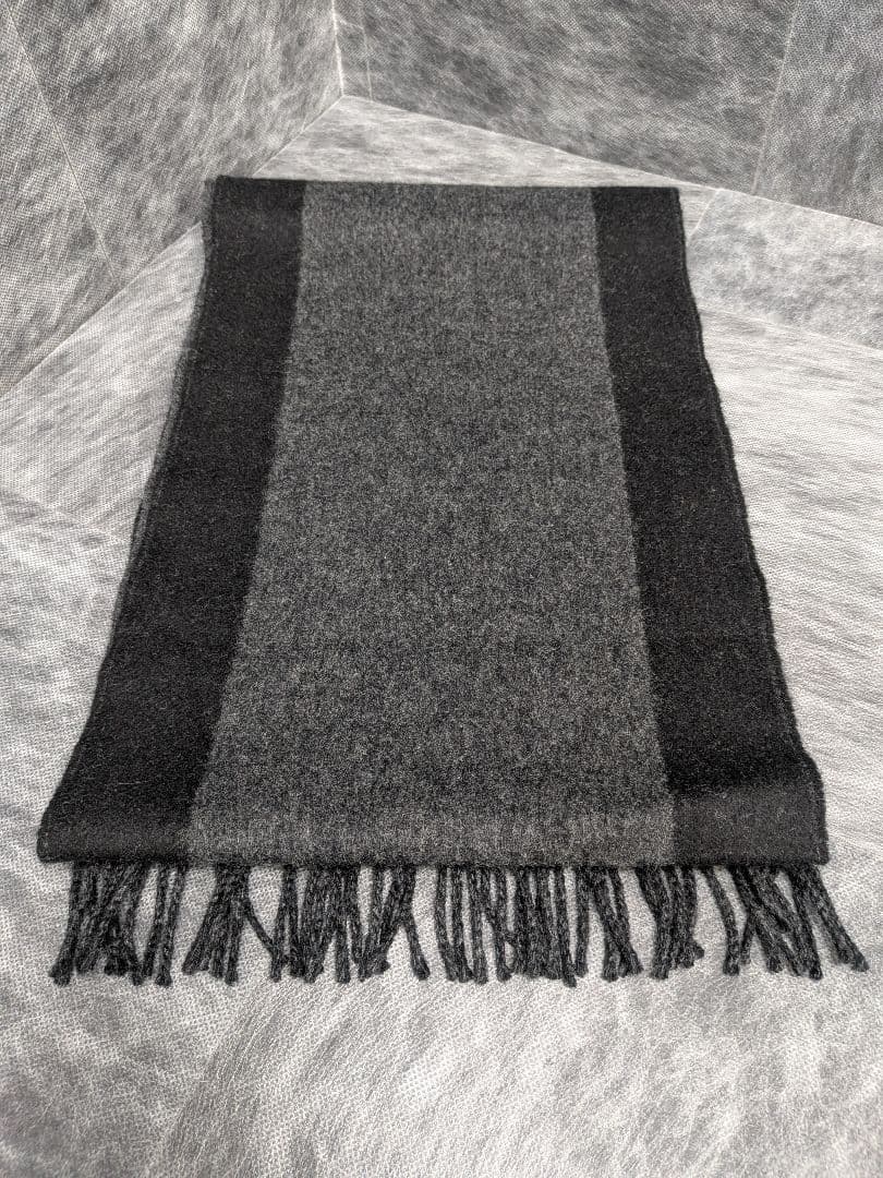 LOUISVUITTON　グレー ロゴマーク入り マフラー