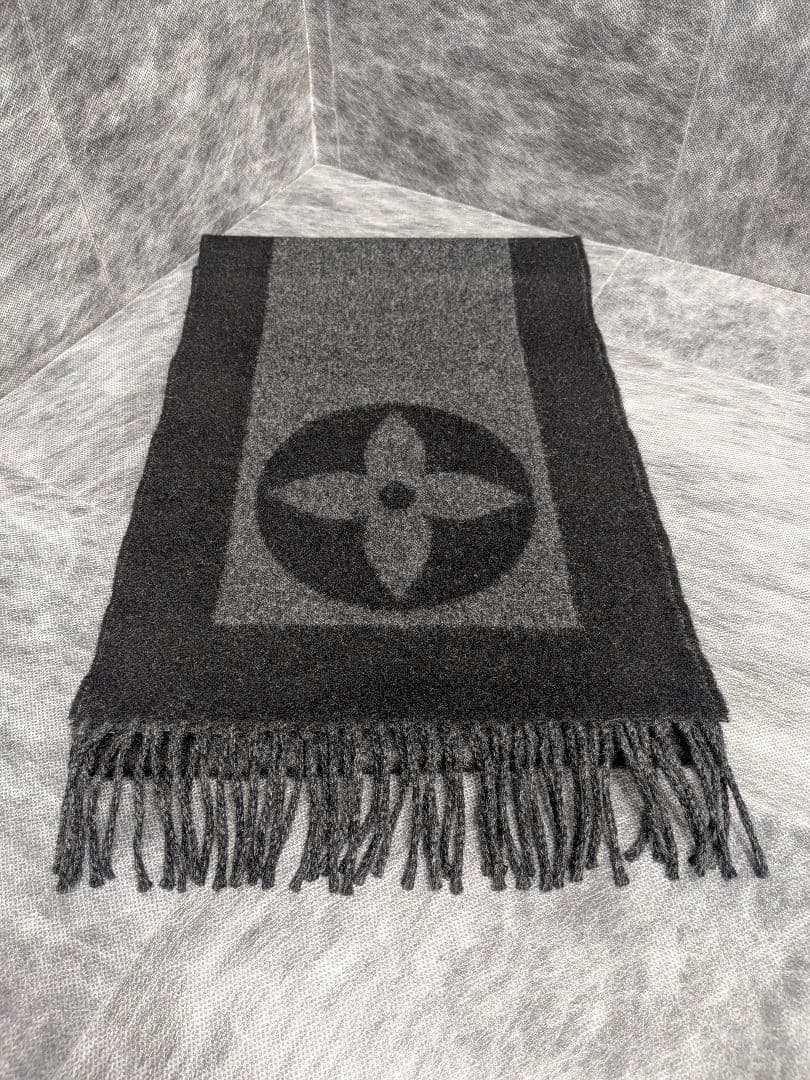 LOUISVUITTON　グレー ロゴマーク入り マフラー