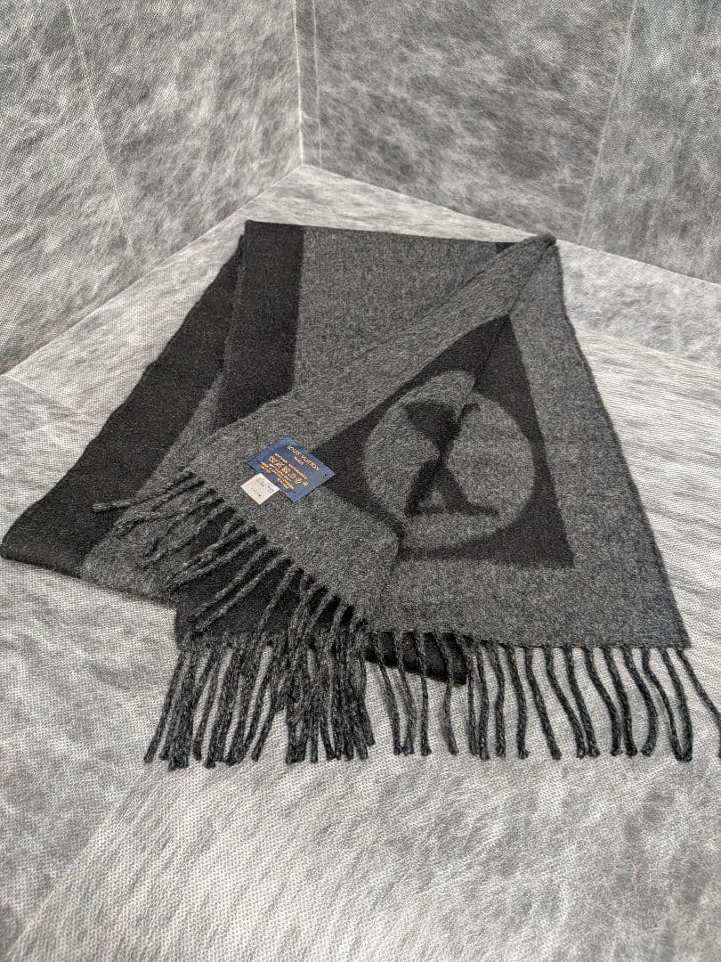 LOUISVUITTON　グレー ロゴマーク入り マフラー