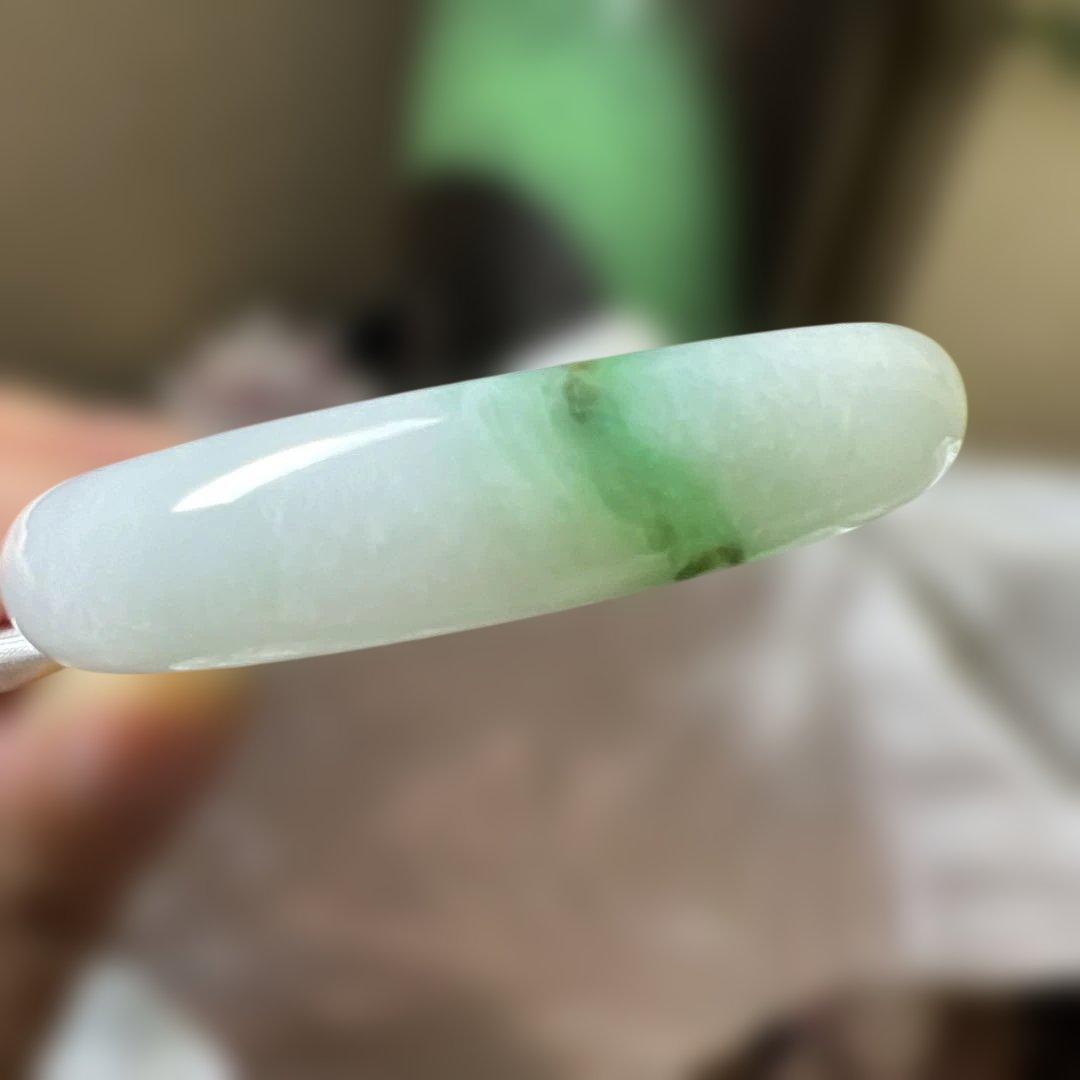 純天然本翡翠バングル 緑と白のグラデーションが美しい