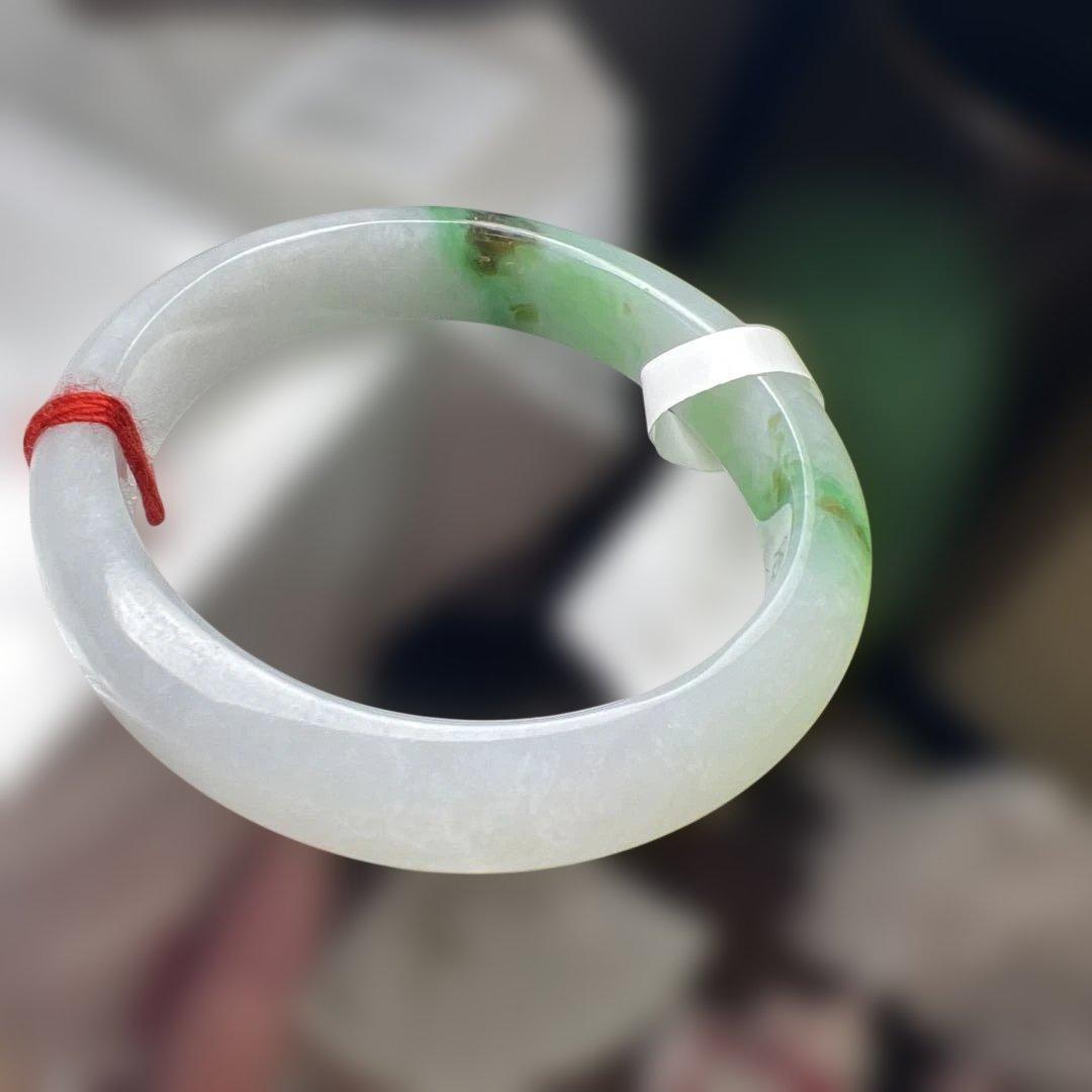 純天然本翡翠バングル 緑と白のグラデーションが美しい