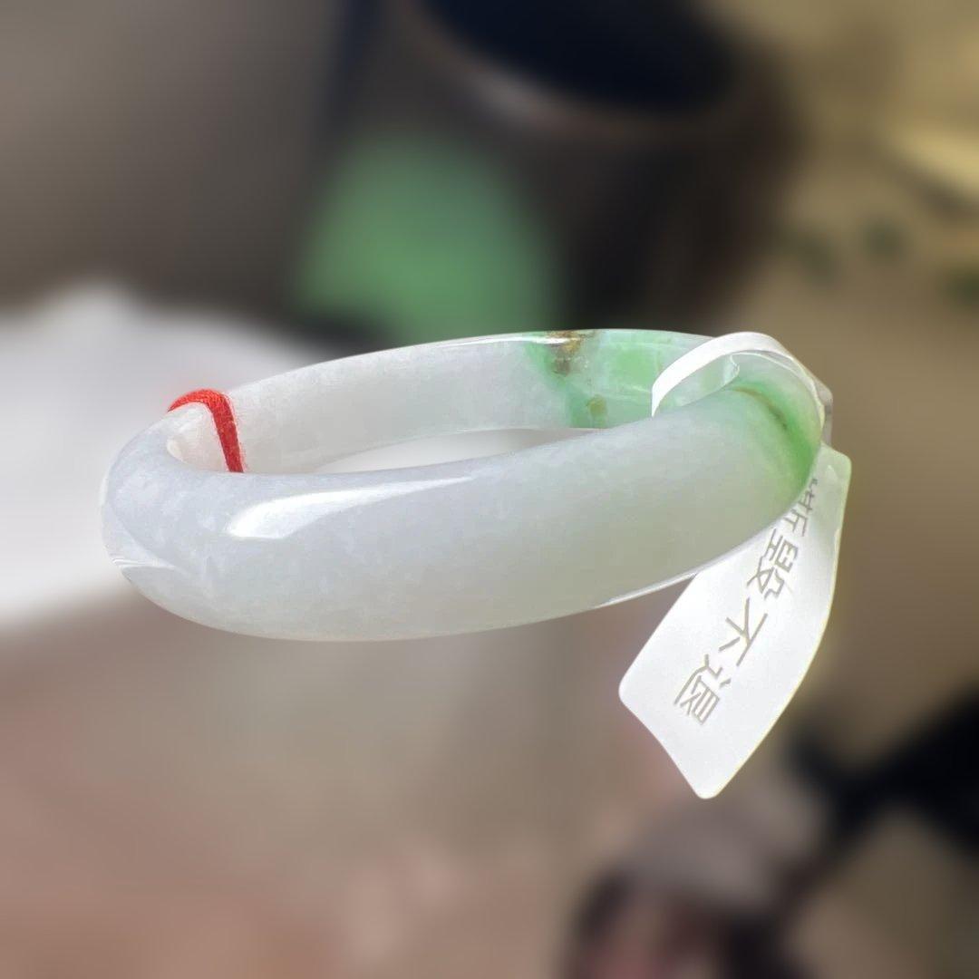 純天然本翡翠バングル 緑と白のグラデーションが美しい