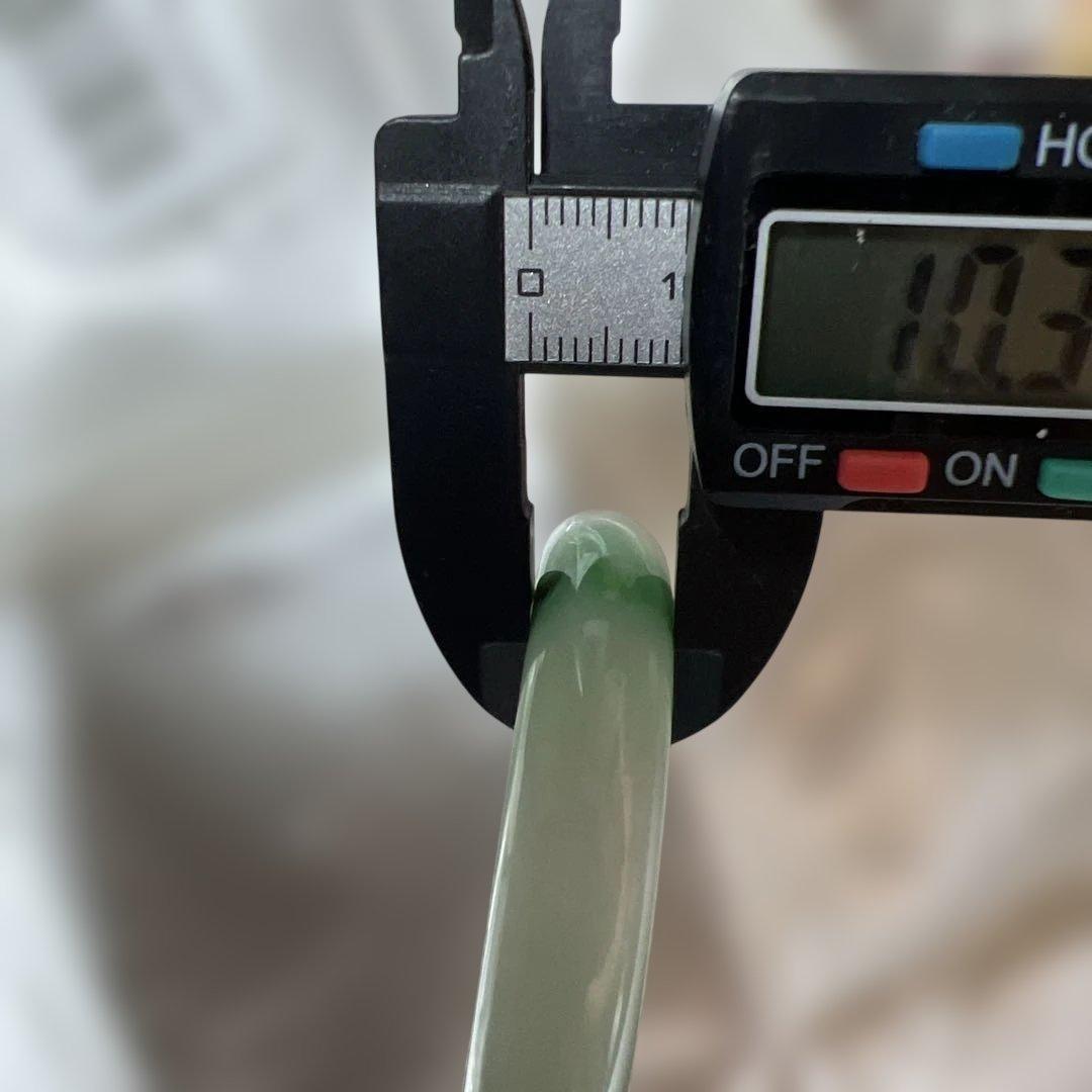 純天然本翡翠バングル 緑と白のグラデーションが美しい