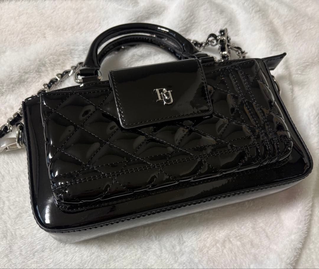 riu エナメルキルティングフォーンバック　ブラック