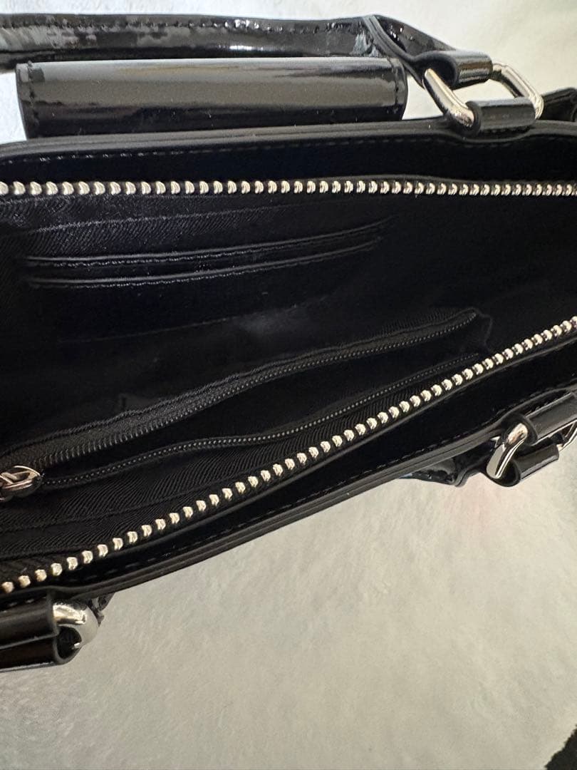 riu エナメルキルティングフォーンバック　ブラック