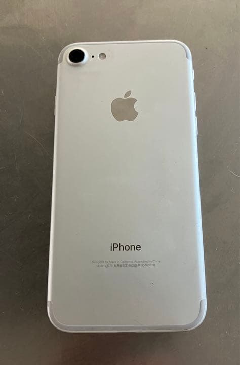 iPhone7 本体　シルバー　32G simロック解除済み