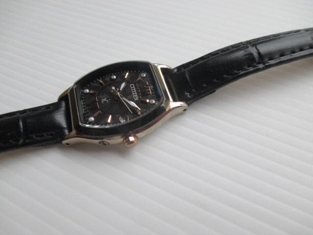 ●CITIZEN/ XC/柄入黒文字盤/エコドライブ電波時計/レディース時計●