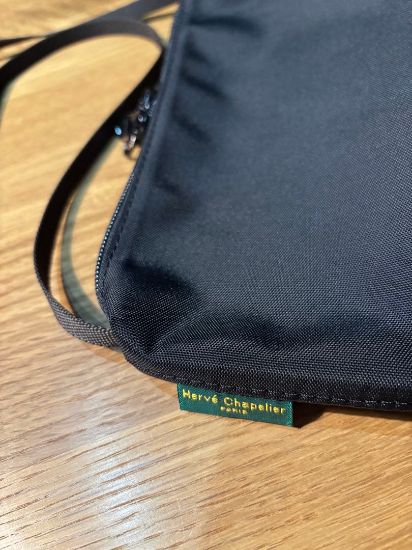 黒のナイロンショルダーバッグ