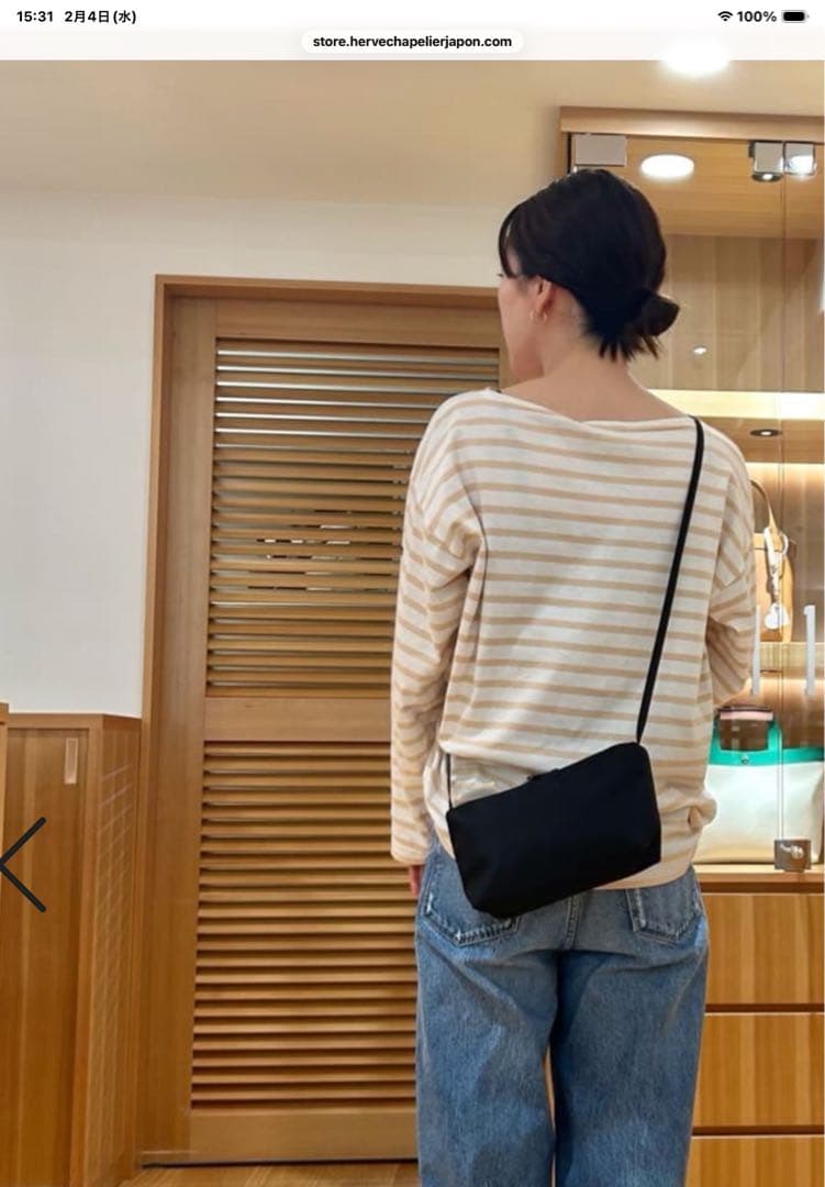 黒のナイロンショルダーバッグ