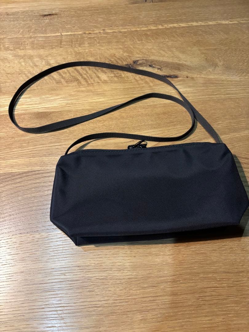 黒のナイロンショルダーバッグ