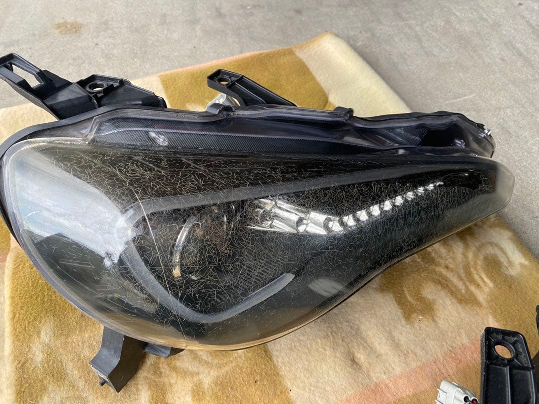 86 クリスタルアイLEDヘッドライト