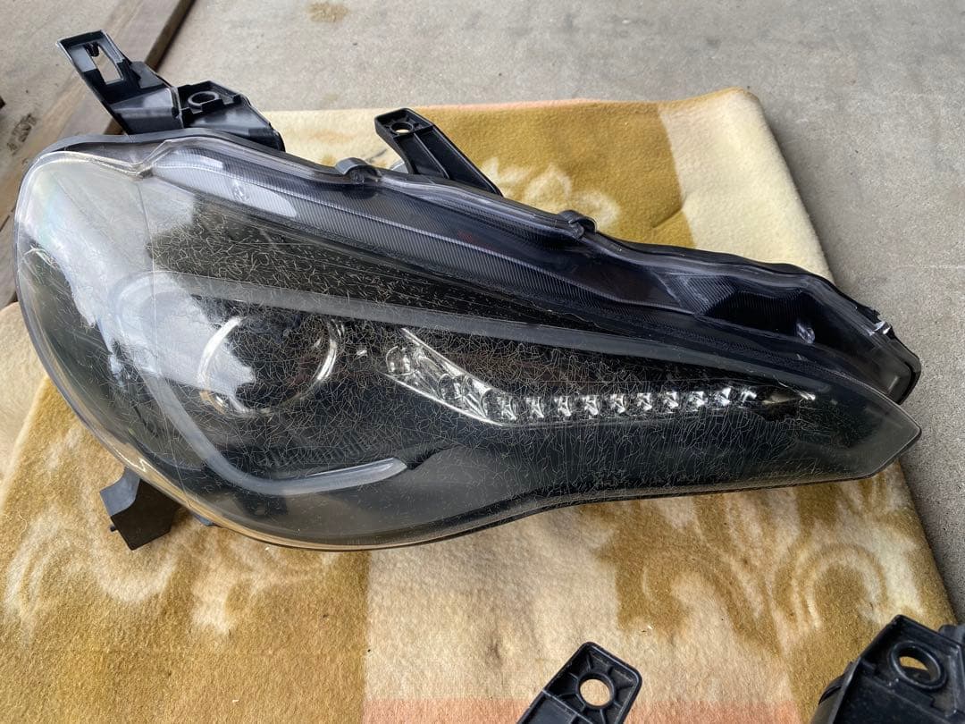 86 クリスタルアイLEDヘッドライト