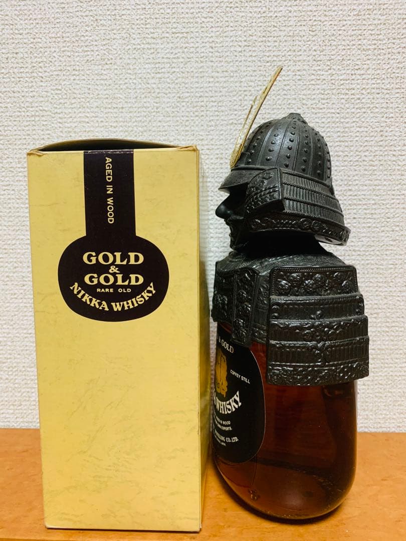 鉄の鎧を着たニッカウイスキーのボトル THE NIKKA WHISKY G&G