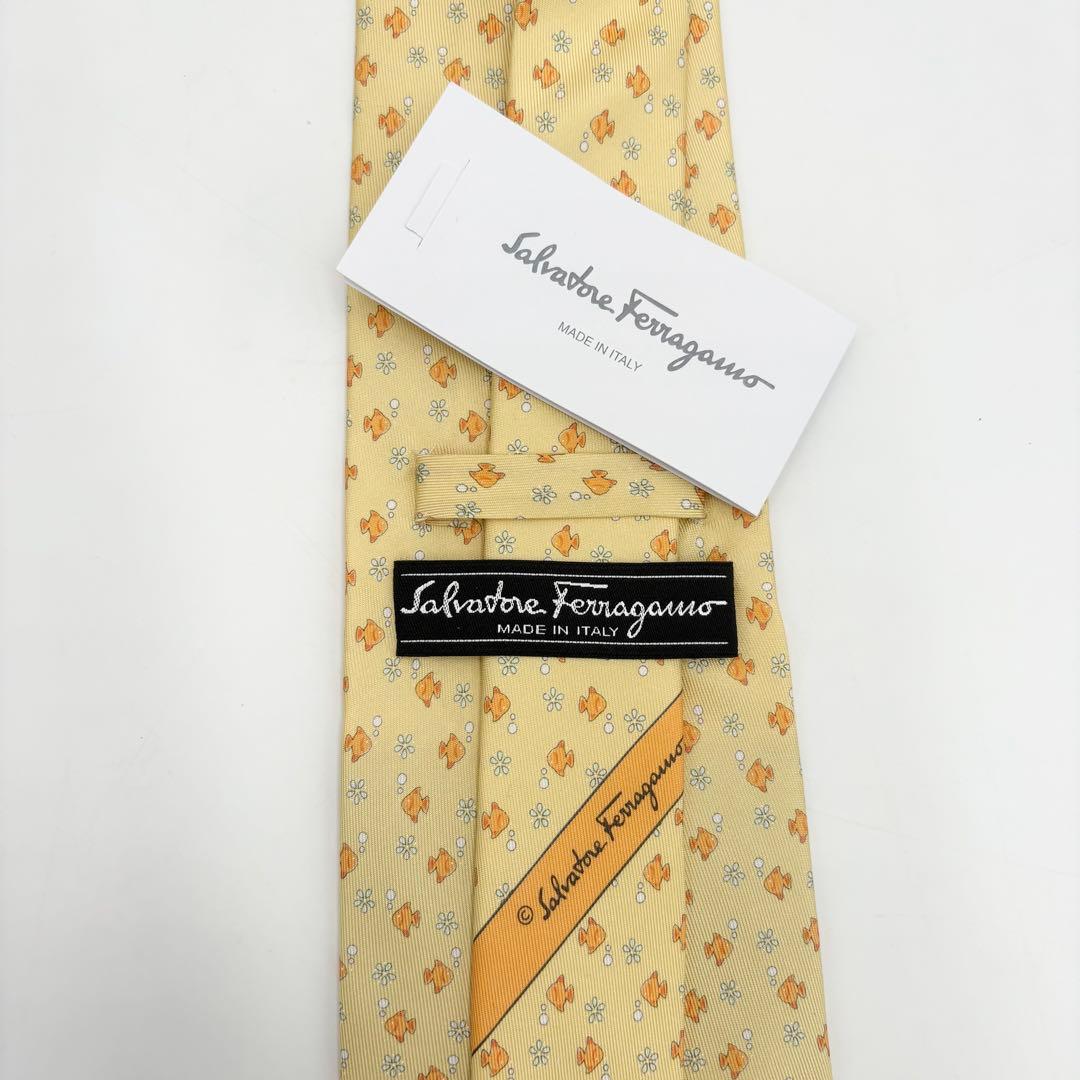 【未使用タグ付き】フェラガモ ネクタイ 金魚&小花柄シルク ラインイエロー