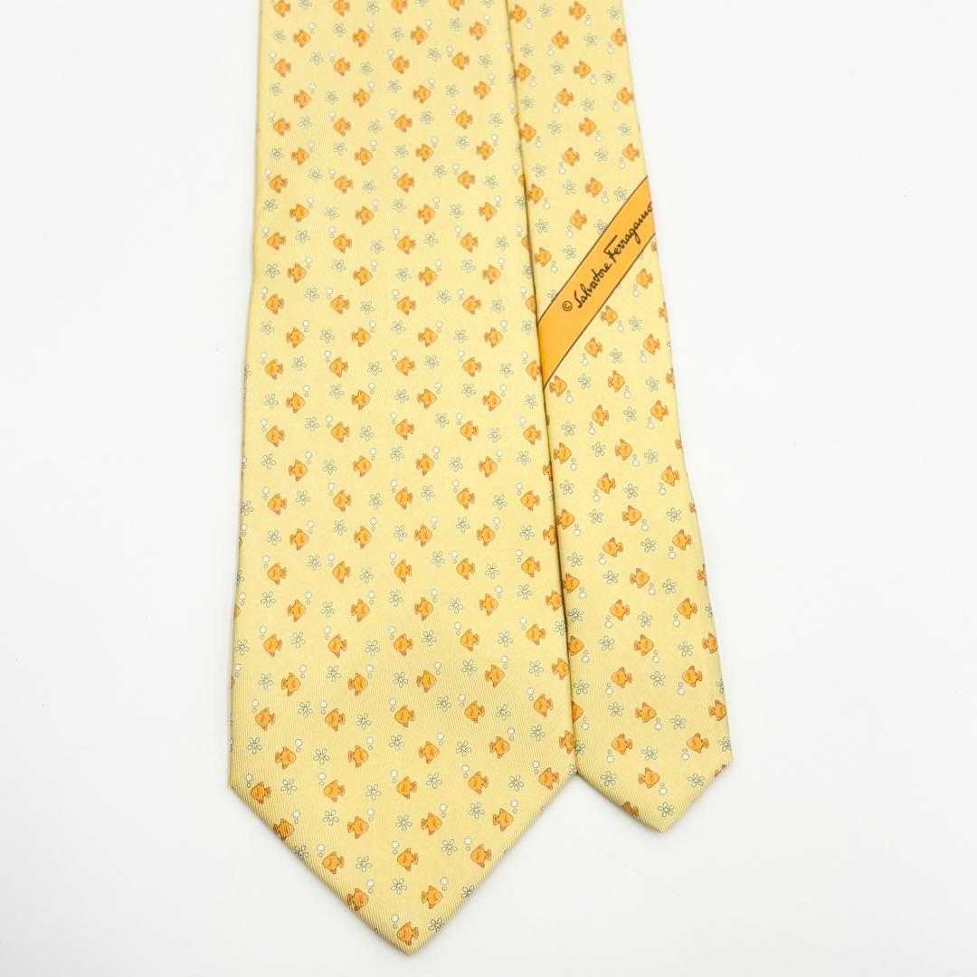 【未使用タグ付き】フェラガモ ネクタイ 金魚&小花柄シルク ラインイエロー