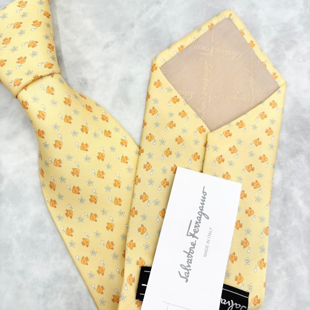 【未使用タグ付き】フェラガモ ネクタイ 金魚&小花柄シルク ラインイエロー