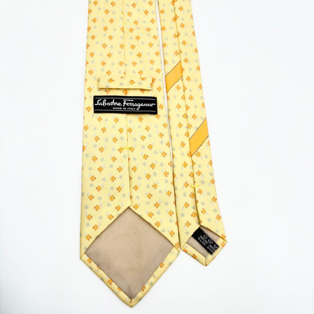 【未使用タグ付き】フェラガモ ネクタイ 金魚&小花柄シルク ラインイエロー