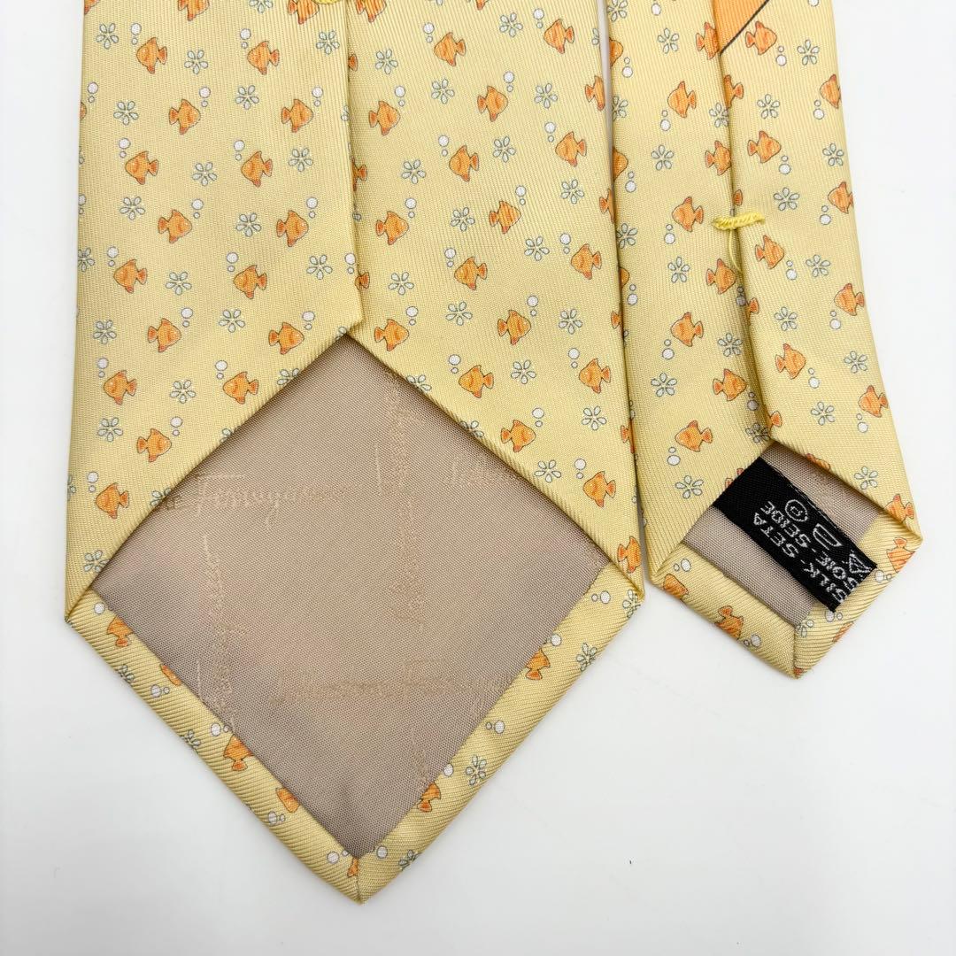 【未使用タグ付き】フェラガモ ネクタイ 金魚&小花柄シルク ラインイエロー