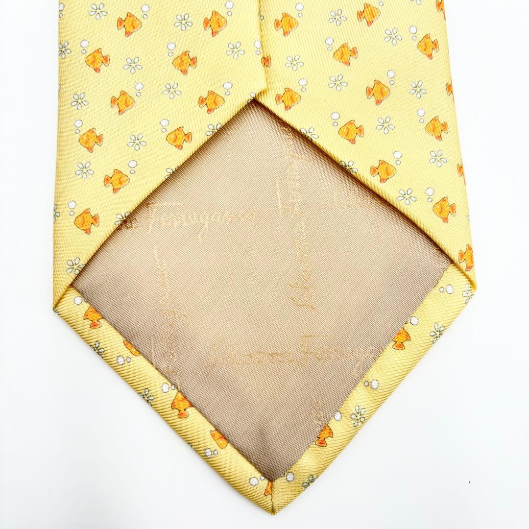 【未使用タグ付き】フェラガモ ネクタイ 金魚&小花柄シルク ラインイエロー