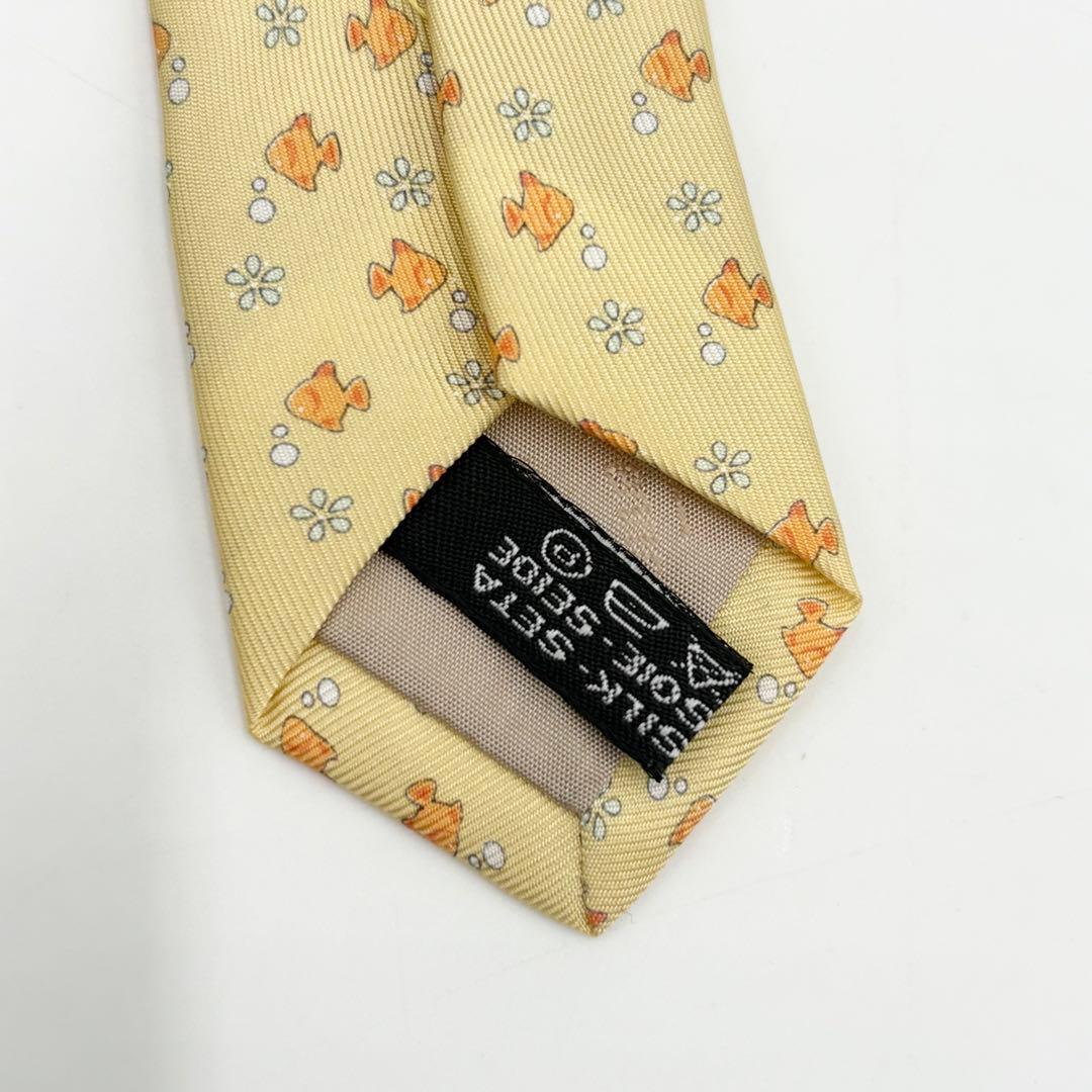 【未使用タグ付き】フェラガモ ネクタイ 金魚&小花柄シルク ラインイエロー