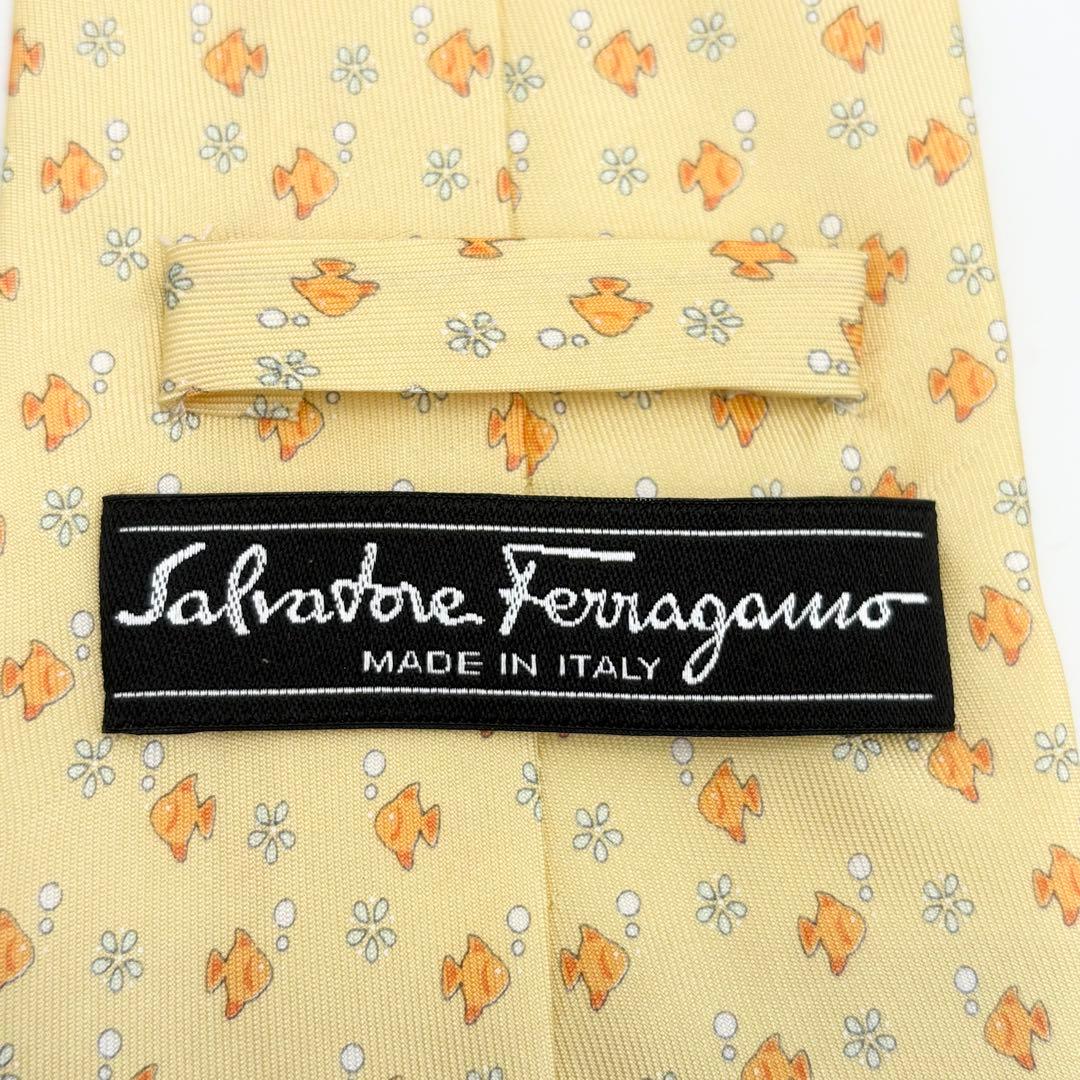 【未使用タグ付き】フェラガモ ネクタイ 金魚&小花柄シルク ラインイエロー