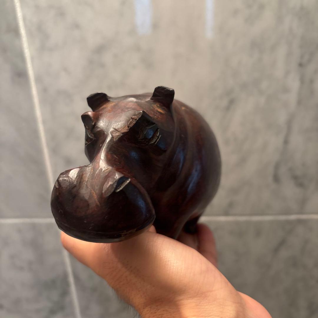 ビンテージ　剛健さと芸術性を兼ね備え、木質の美しさが際立つカバの一刀彫の彫刻