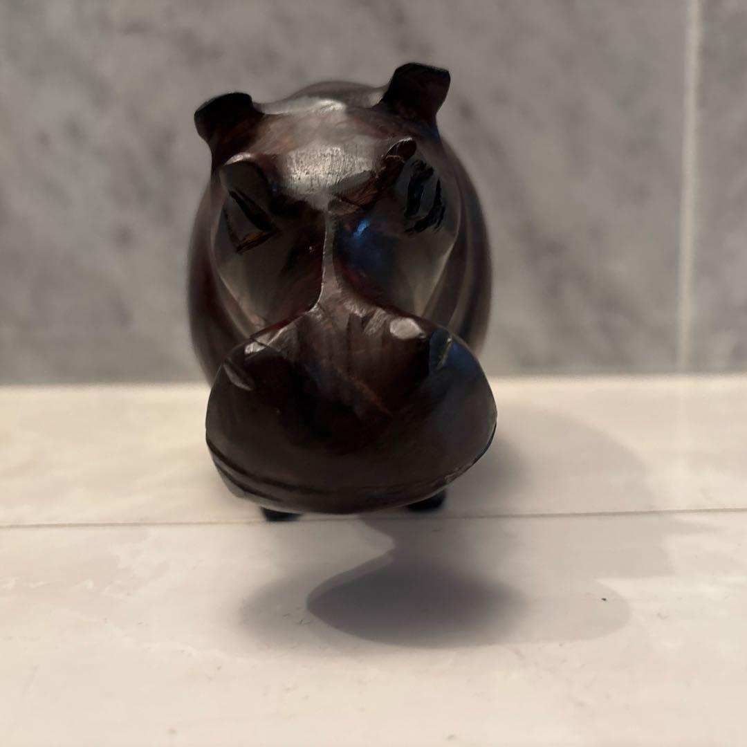 ビンテージ　剛健さと芸術性を兼ね備え、木質の美しさが際立つカバの一刀彫の彫刻