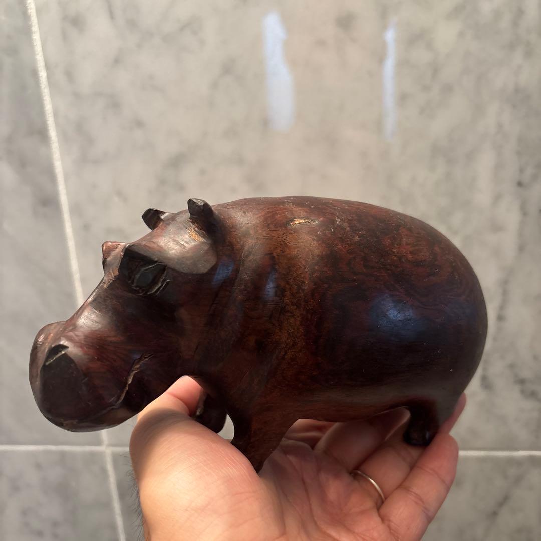 ビンテージ　剛健さと芸術性を兼ね備え、木質の美しさが際立つカバの一刀彫の彫刻