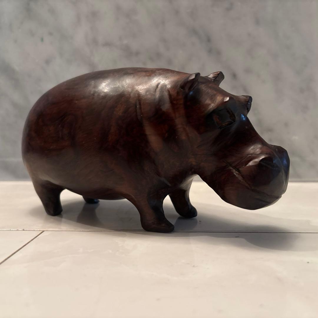 ビンテージ　剛健さと芸術性を兼ね備え、木質の美しさが際立つカバの一刀彫の彫刻