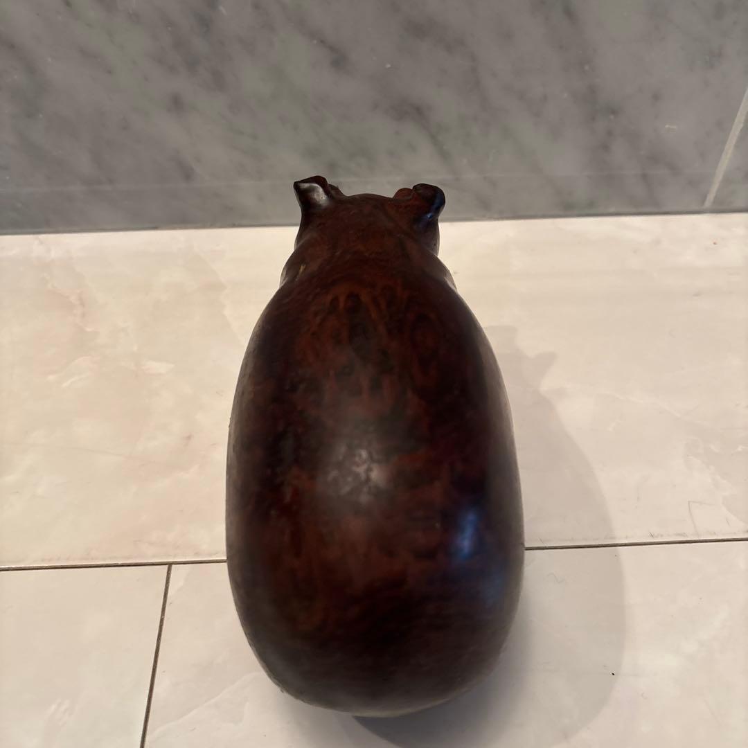 ビンテージ　剛健さと芸術性を兼ね備え、木質の美しさが際立つカバの一刀彫の彫刻