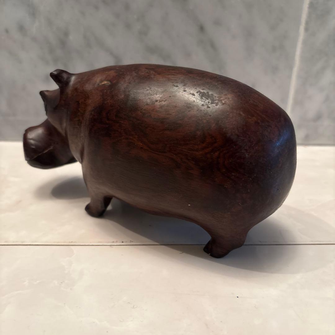 ビンテージ　剛健さと芸術性を兼ね備え、木質の美しさが際立つカバの一刀彫の彫刻