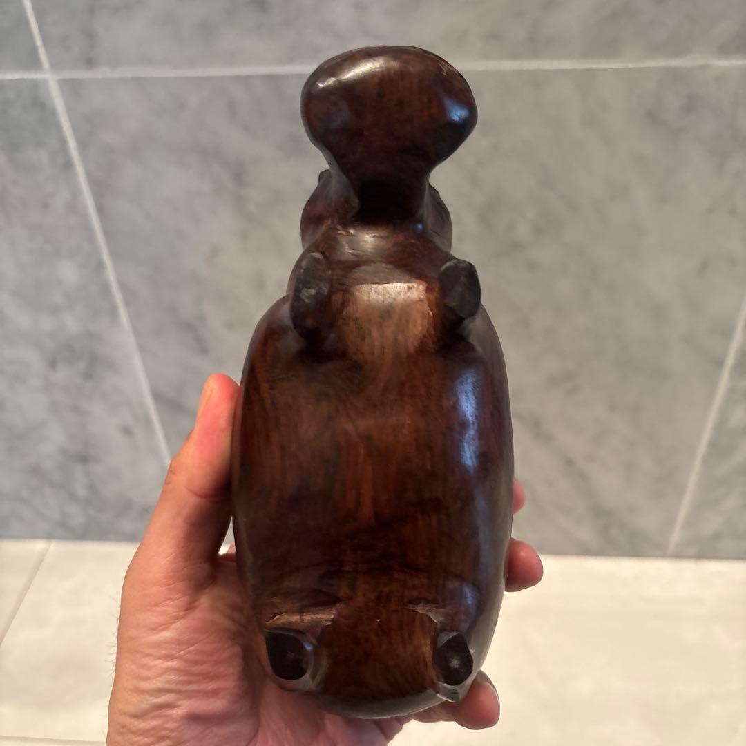 ビンテージ　剛健さと芸術性を兼ね備え、木質の美しさが際立つカバの一刀彫の彫刻