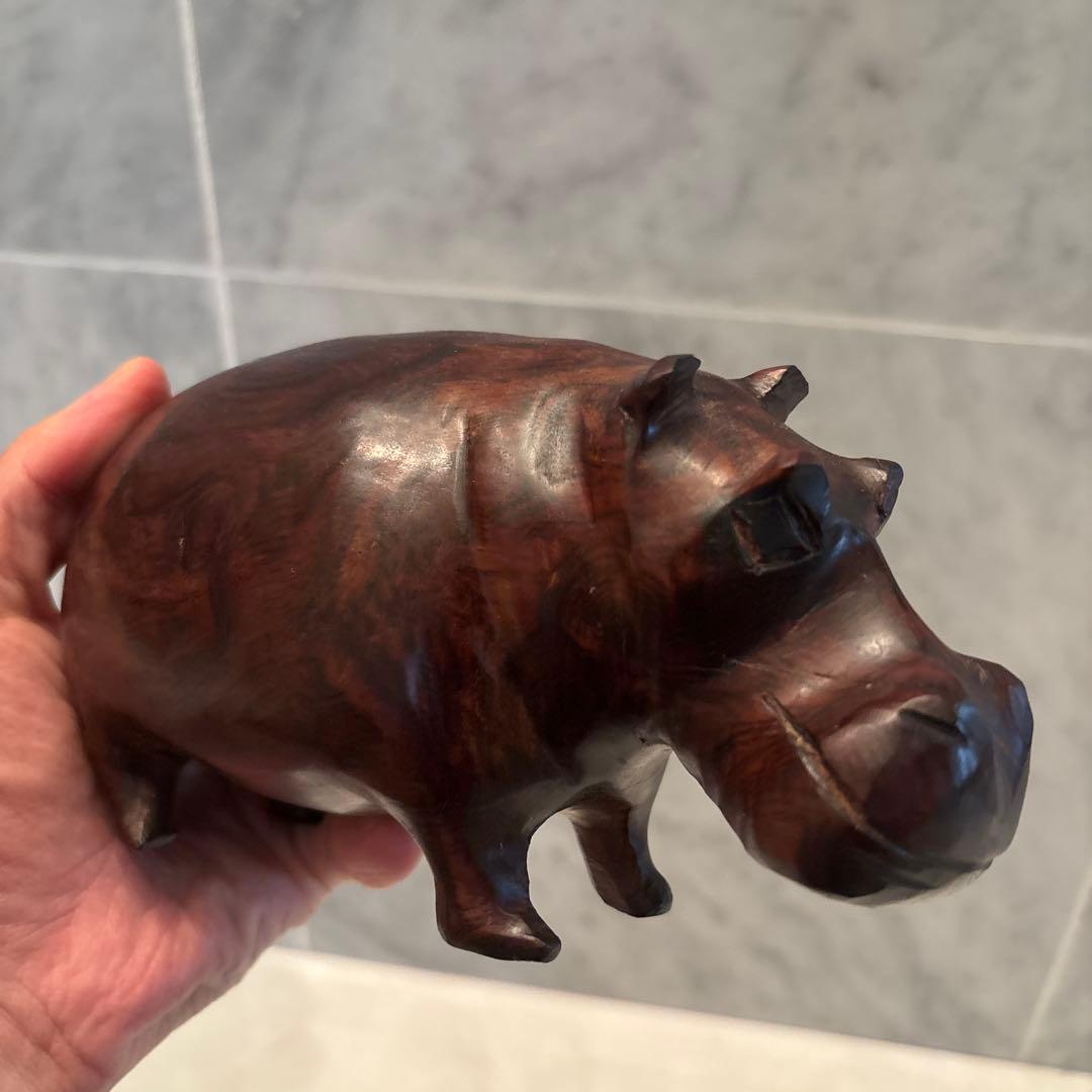 ビンテージ　剛健さと芸術性を兼ね備え、木質の美しさが際立つカバの一刀彫の彫刻