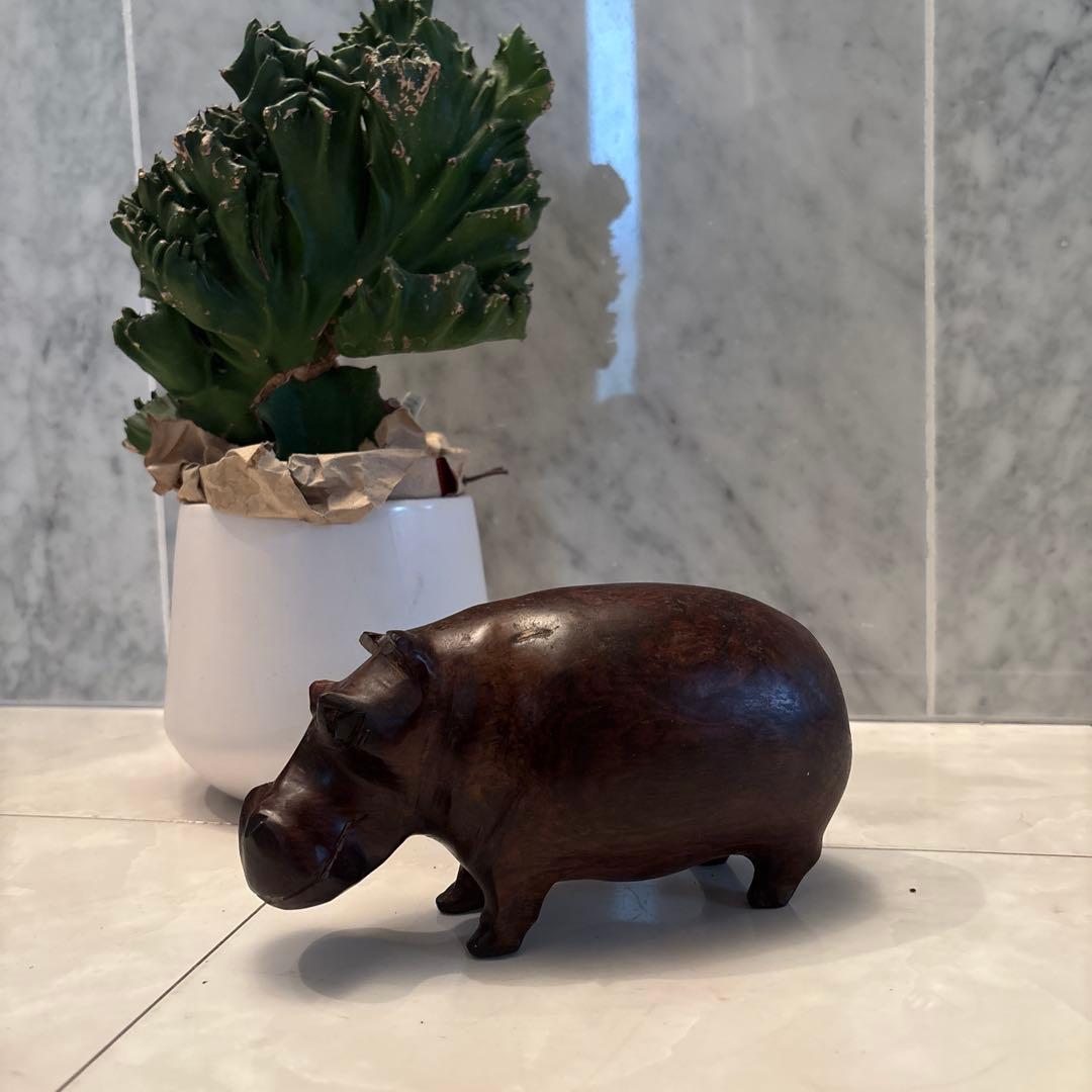 ビンテージ　剛健さと芸術性を兼ね備え、木質の美しさが際立つカバの一刀彫の彫刻