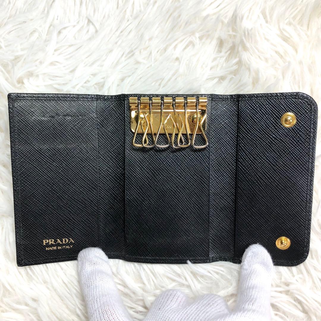 【極美品】PRADA キーケース 6連　メタルロゴ サフィアーノレザー ブラック