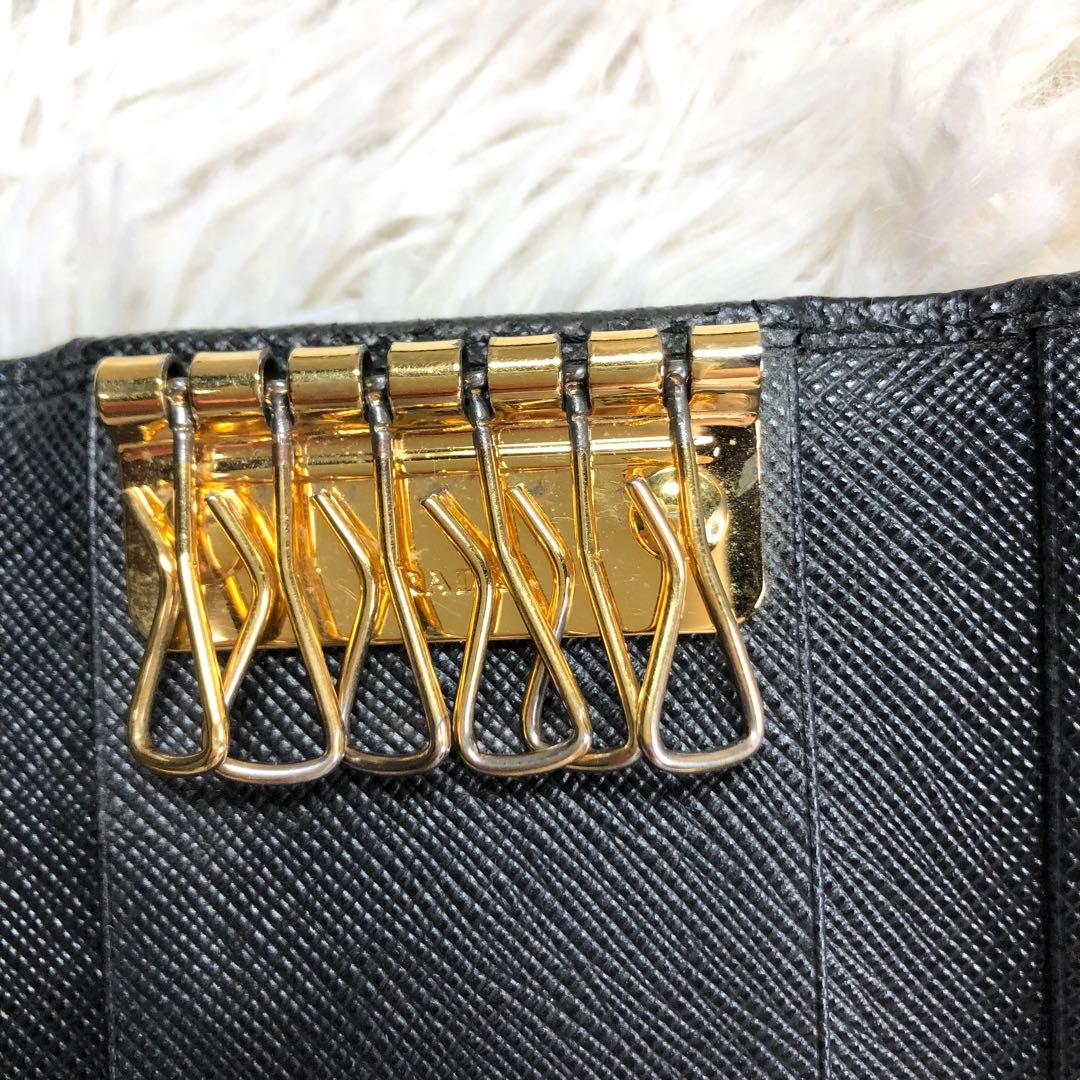 【極美品】PRADA キーケース 6連　メタルロゴ サフィアーノレザー ブラック