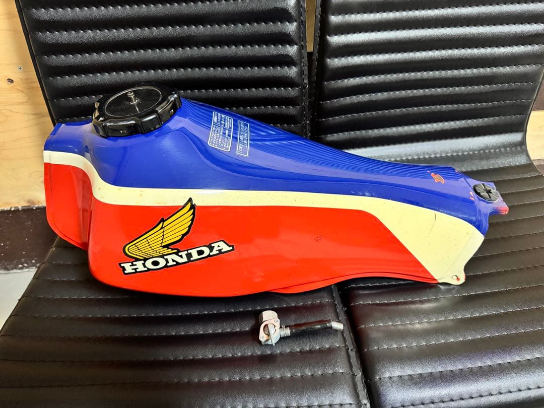 送料込　TLR200 HONDA バイクタンク 青赤白