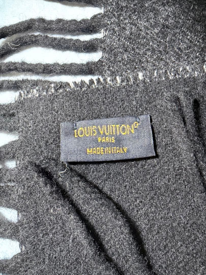 マヒナ・モノグラム パターン グレー マフラー