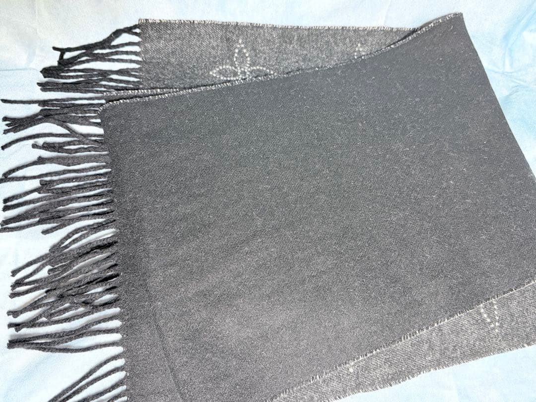 マヒナ・モノグラム パターン グレー マフラー