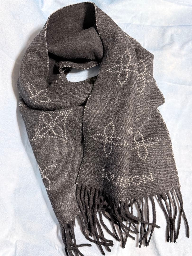 マヒナ・モノグラム パターン グレー マフラー