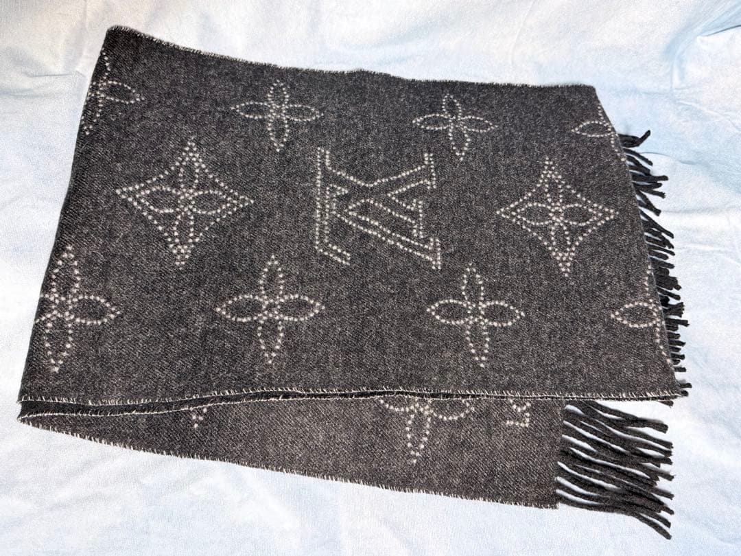 マヒナ・モノグラム パターン グレー マフラー