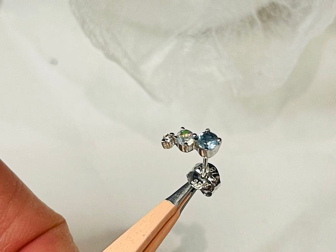 4℃ スタッドピアス K18ホワイトゴールド青色クリスタル