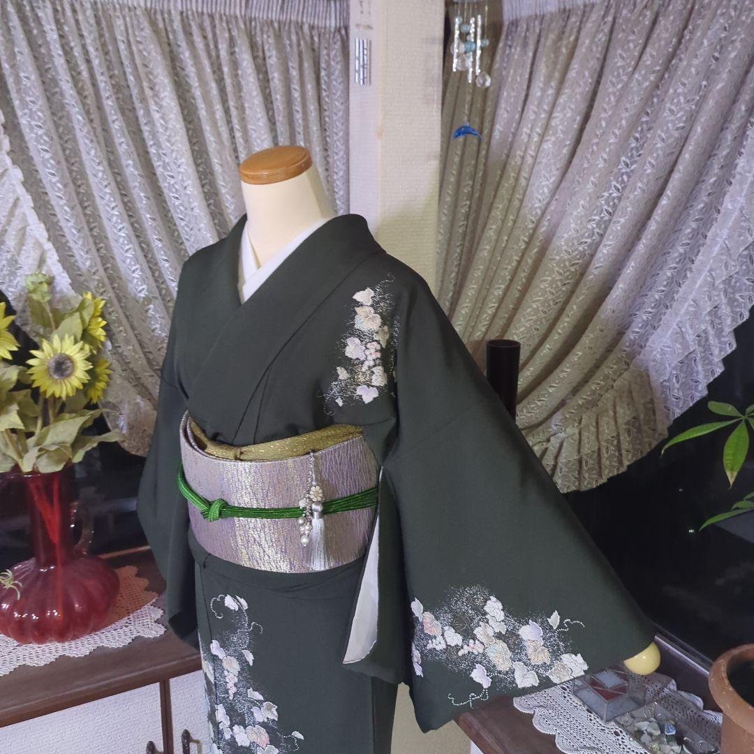 落款が入ります、青丹色の地に煌めく葡萄柄が繊細な美しさを見せる正絹訪問着です