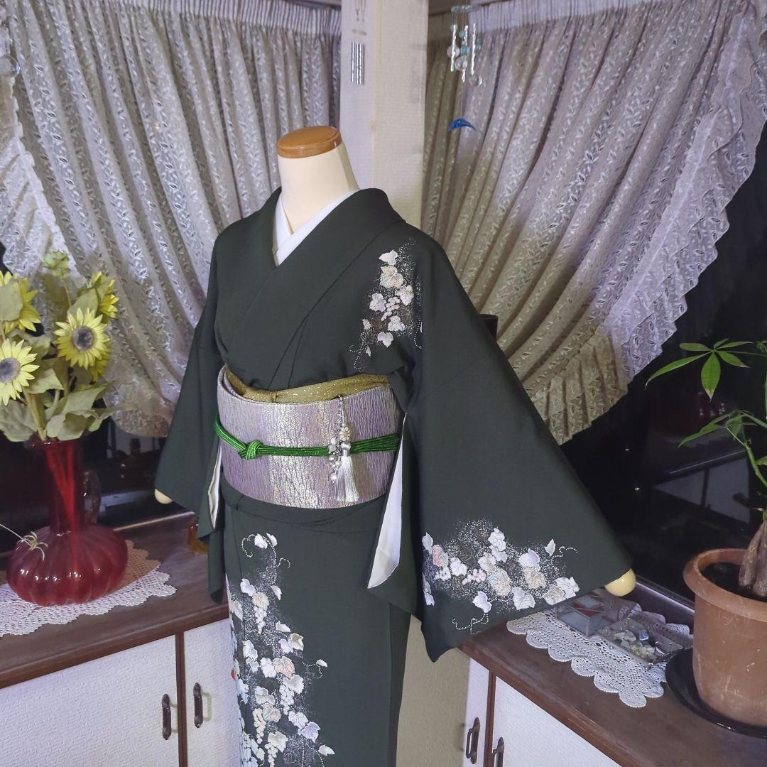 落款が入ります、青丹色の地に煌めく葡萄柄が繊細な美しさを見せる正絹訪問着です