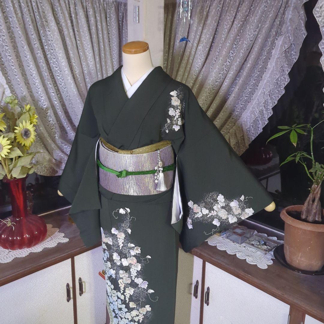 落款が入ります、青丹色の地に煌めく葡萄柄が繊細な美しさを見せる正絹訪問着です