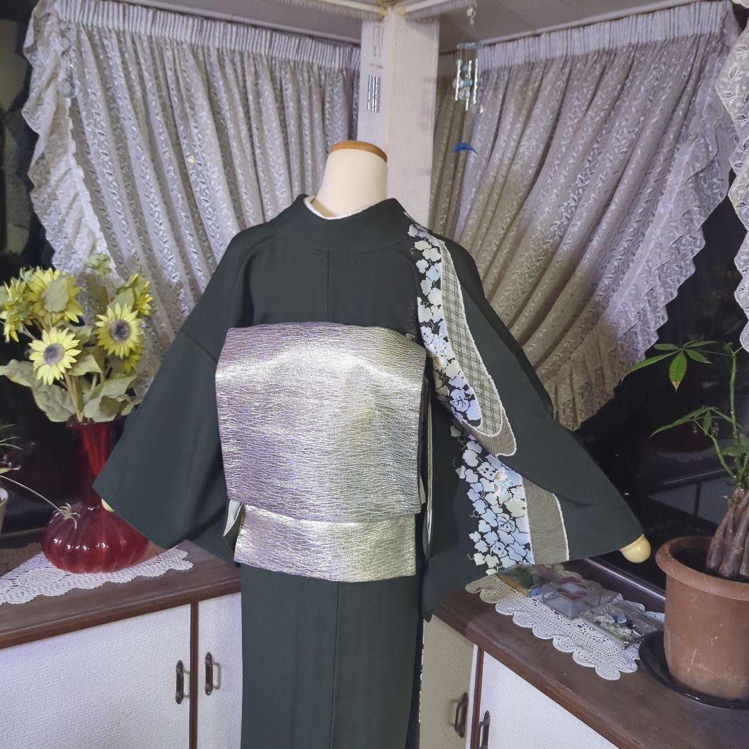 落款が入ります、青丹色の地に煌めく葡萄柄が繊細な美しさを見せる正絹訪問着です