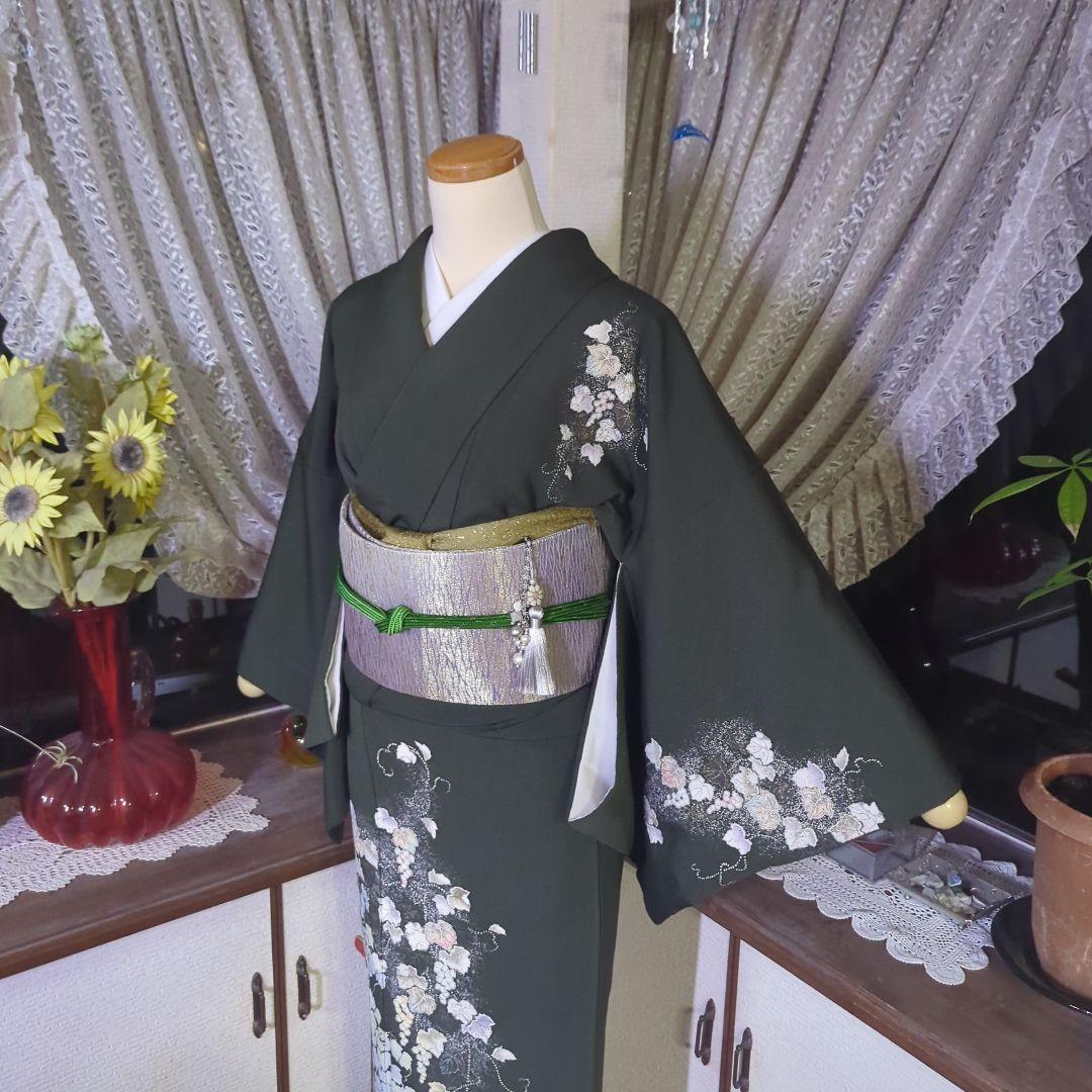 落款が入ります、青丹色の地に煌めく葡萄柄が繊細な美しさを見せる正絹訪問着です